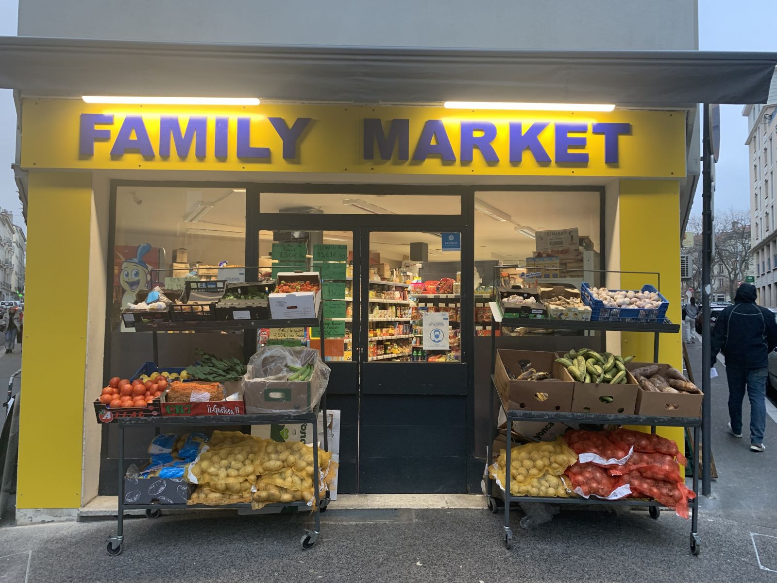 plaque professionnelle d'une enseigne avec  découpes en plexiglass pour family market de face
